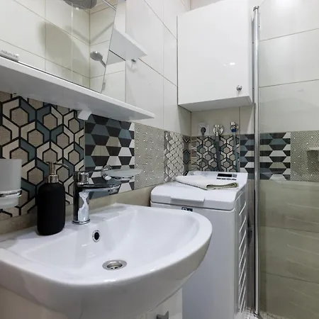 Brand New, Cozy And Quiet 1 Bedroom Apartment, Free Parking Apartment *