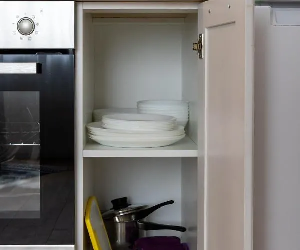 Brand New, Cozy And Quiet 1 Bedroom Apartment, Free Parking Lägenhet *